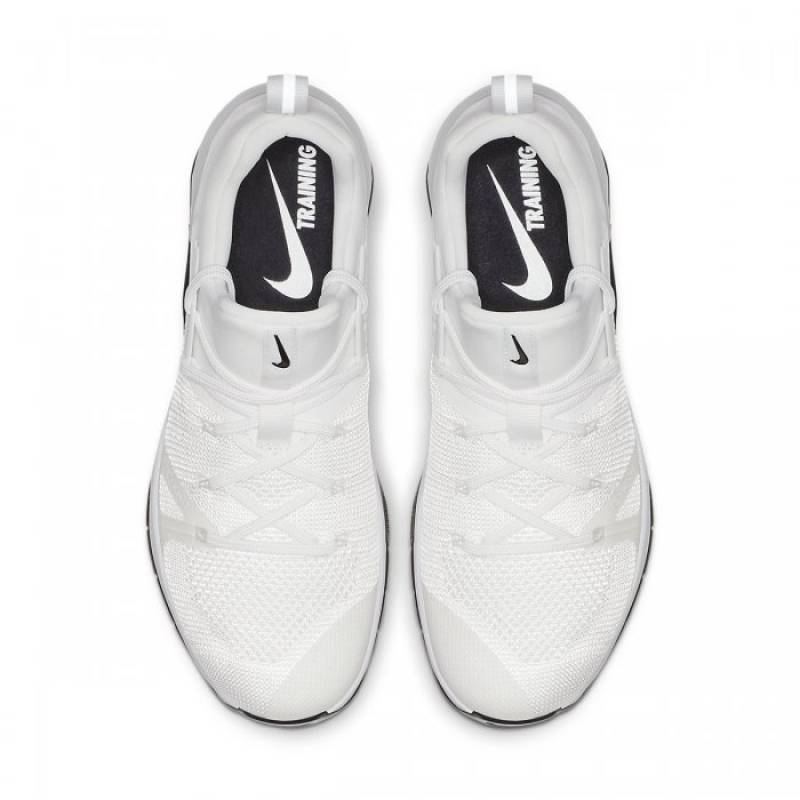 white nike gym shoes