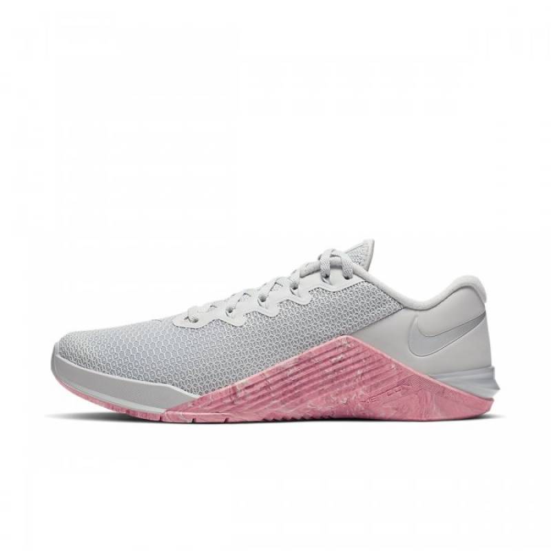 nike metcon 5 grey and pink