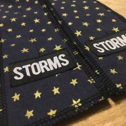 Zpevňovač zápěstí STORMS Wrist Wraps - Golden stars