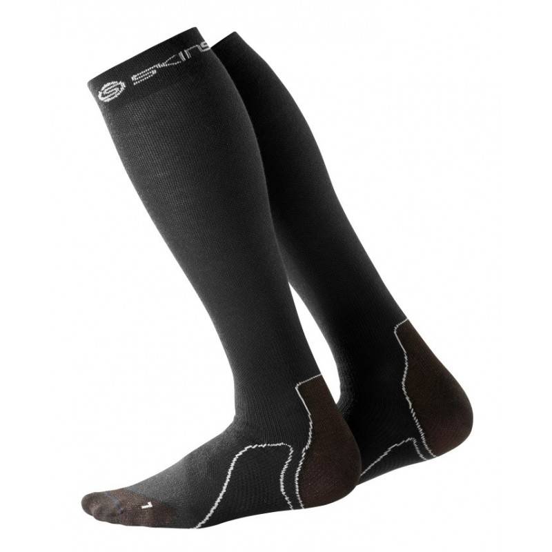 Man compression knee socks SKINS Essentials Mens Recovery Black