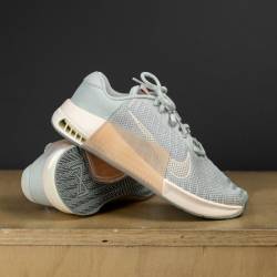 Woman Shoes for CrossFit Nike Metcon 9 - grey beige